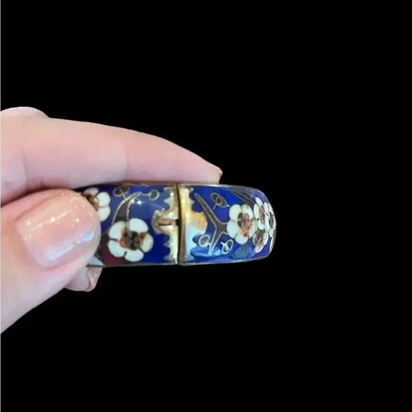 Blue Enamel Floral Vintage Bangle with Hinge Opening - Picture 8 of 10